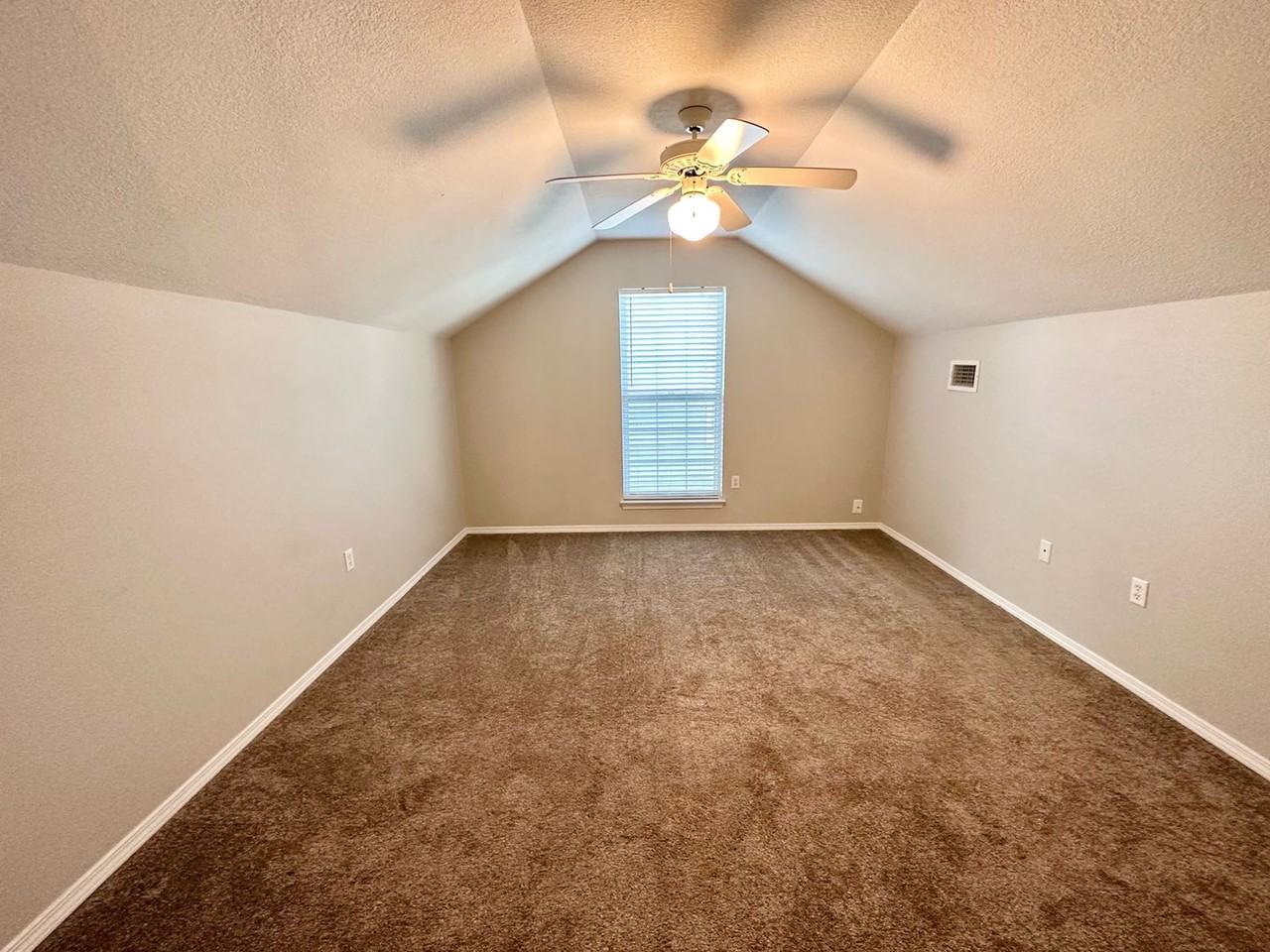 918 Claeven Cir - Photo 5 of 24