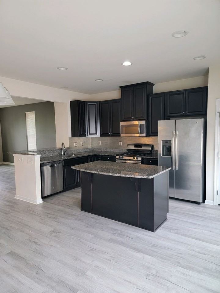 4014 Luminary Dr - Photo 5 of 32