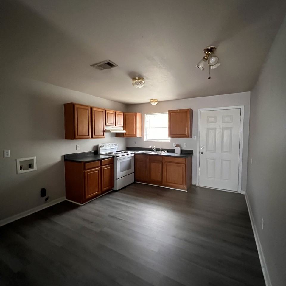 1601 University Parkway #28 - Photo 4 of 10