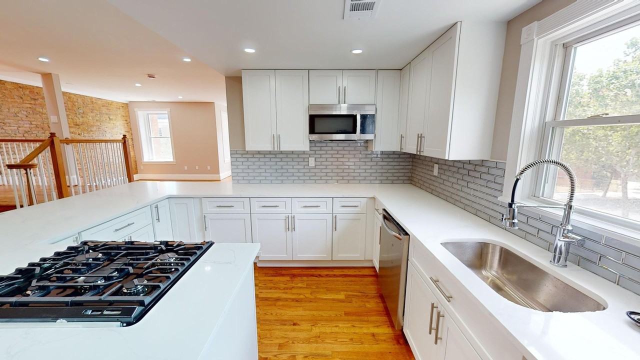 911 Monroe St Nw #3 - Photo 3 of 37