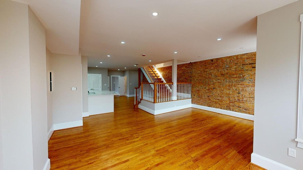 911 Monroe St Nw #3 - Photo 5 of 37