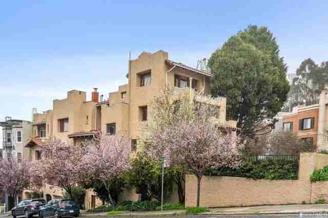 1077 Ashbury Street - Photo 4 of 12