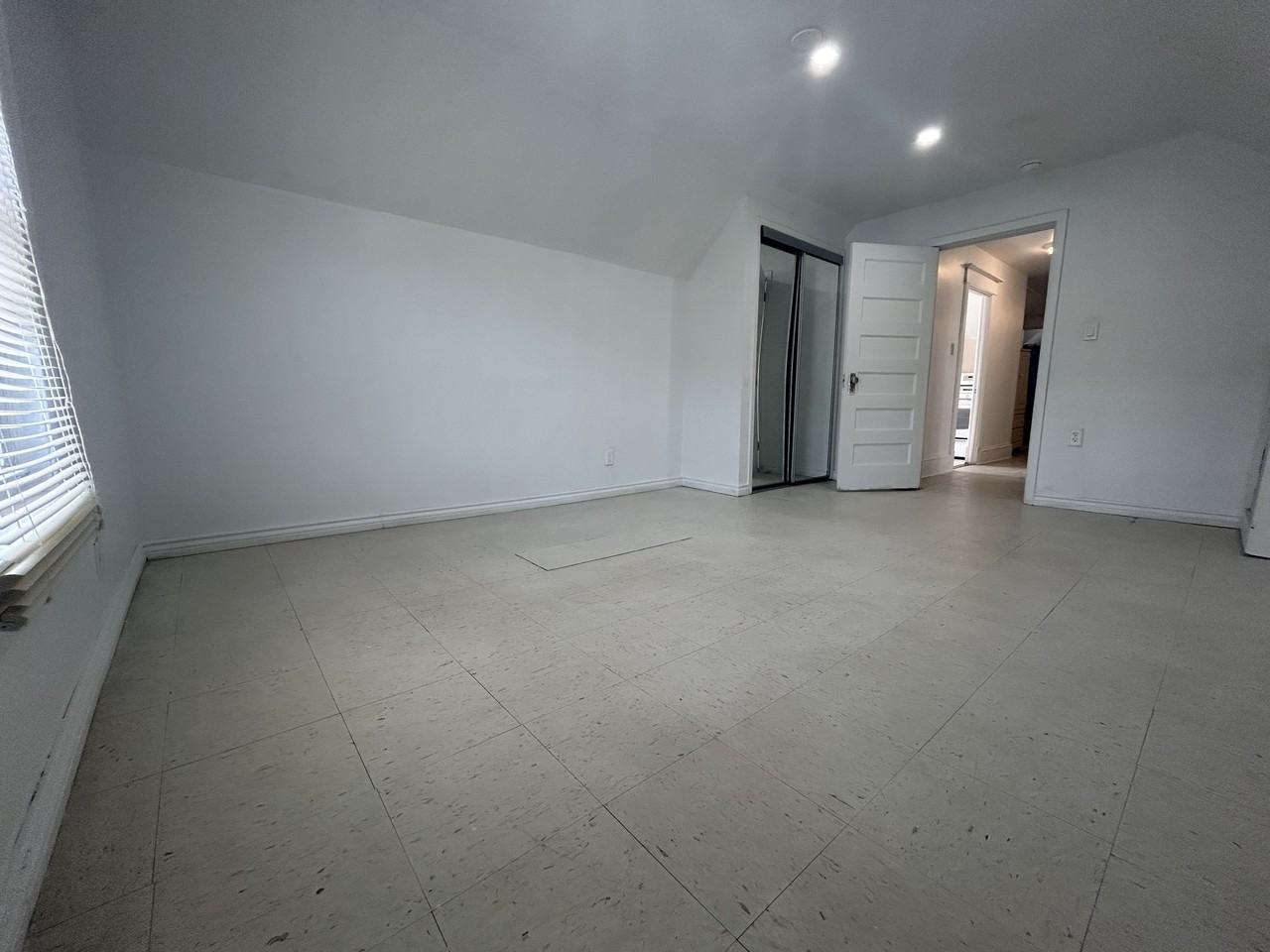 8 Morris Crescent #3 FL - Photo 3 of 8