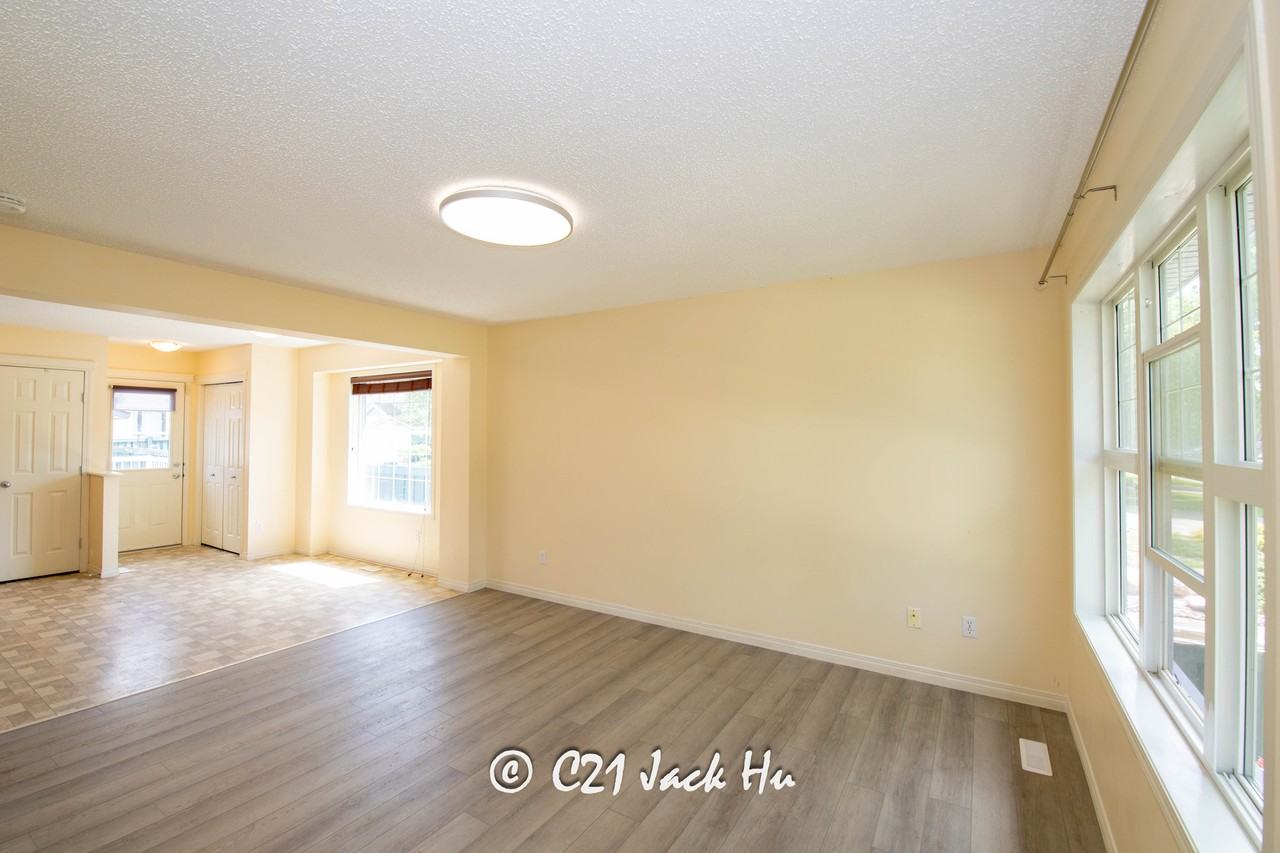 12024 18 Avenue Southwest - Photo 3 of 32