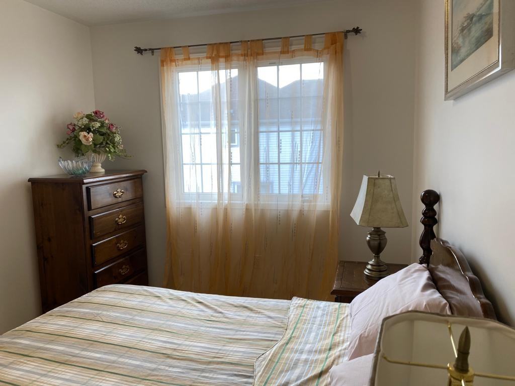 546 Willmott Crescent - Photo 2 of 14