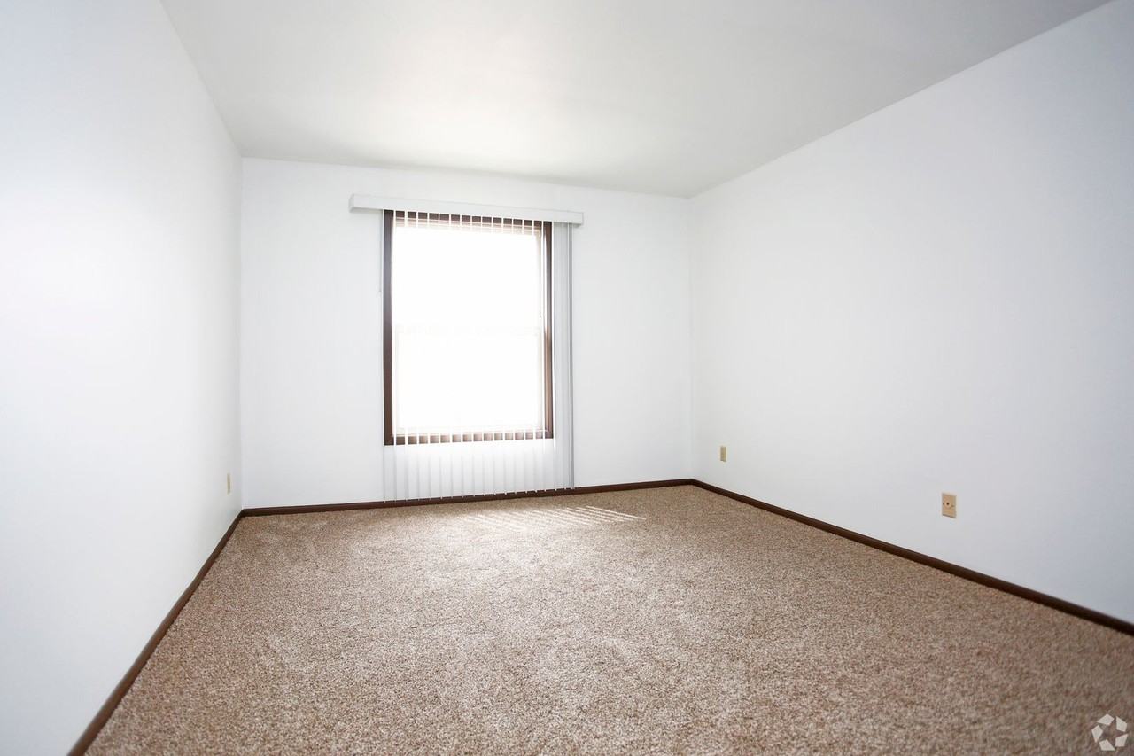 Crestwood Apartment - Photo 3 of 22