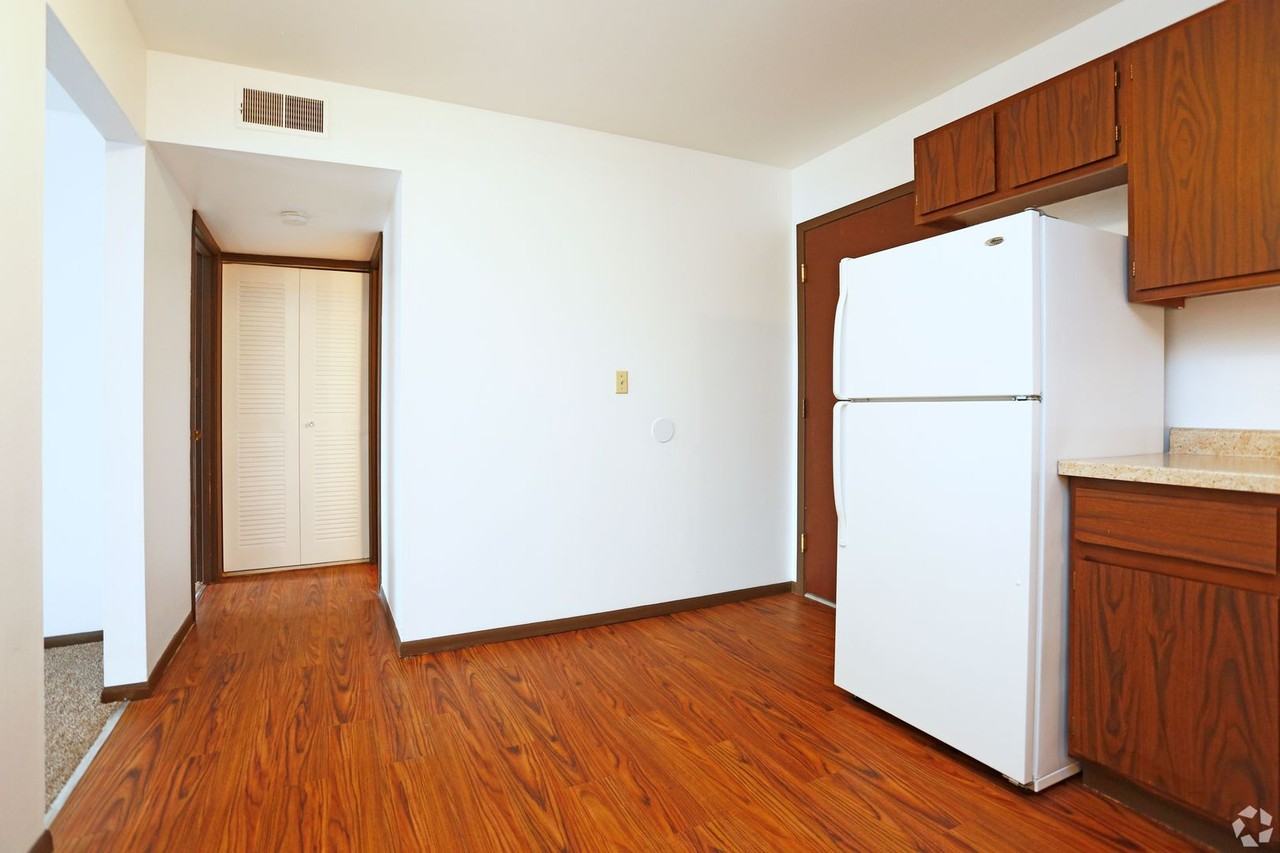 Crestwood Apartment - Photo 4 of 22