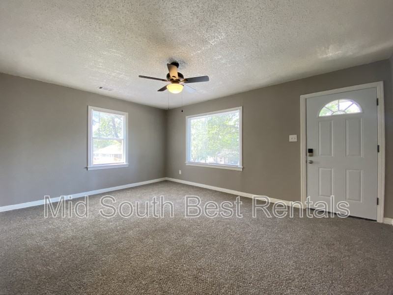 2617 S Summit St - Photo 2 of 8