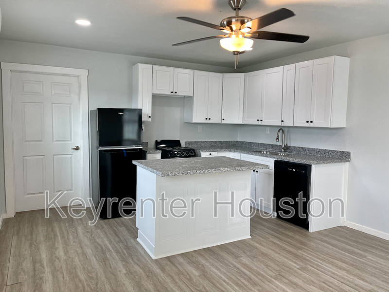 1203 Sakowitz St - Photo 2 of 11