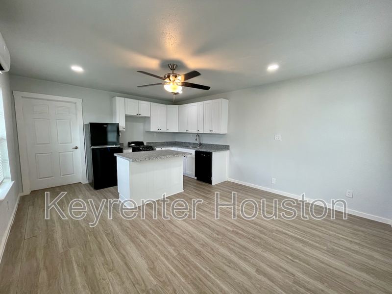 1203 Sakowitz St - Photo 3 of 11