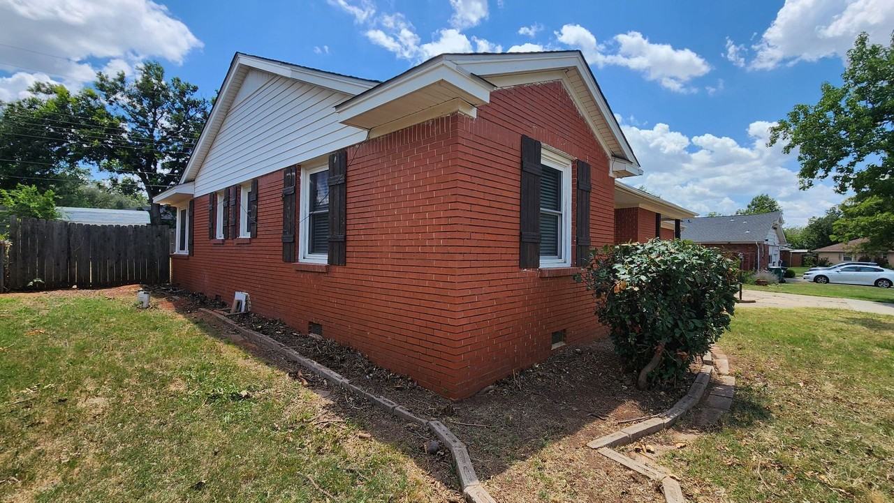 3340 Eastman Dr - Photo 3 of 28