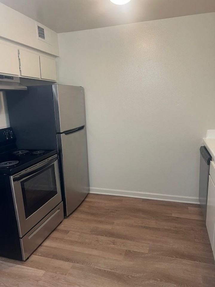 Chateau Monterey II Apartments - Photo 2 of 8