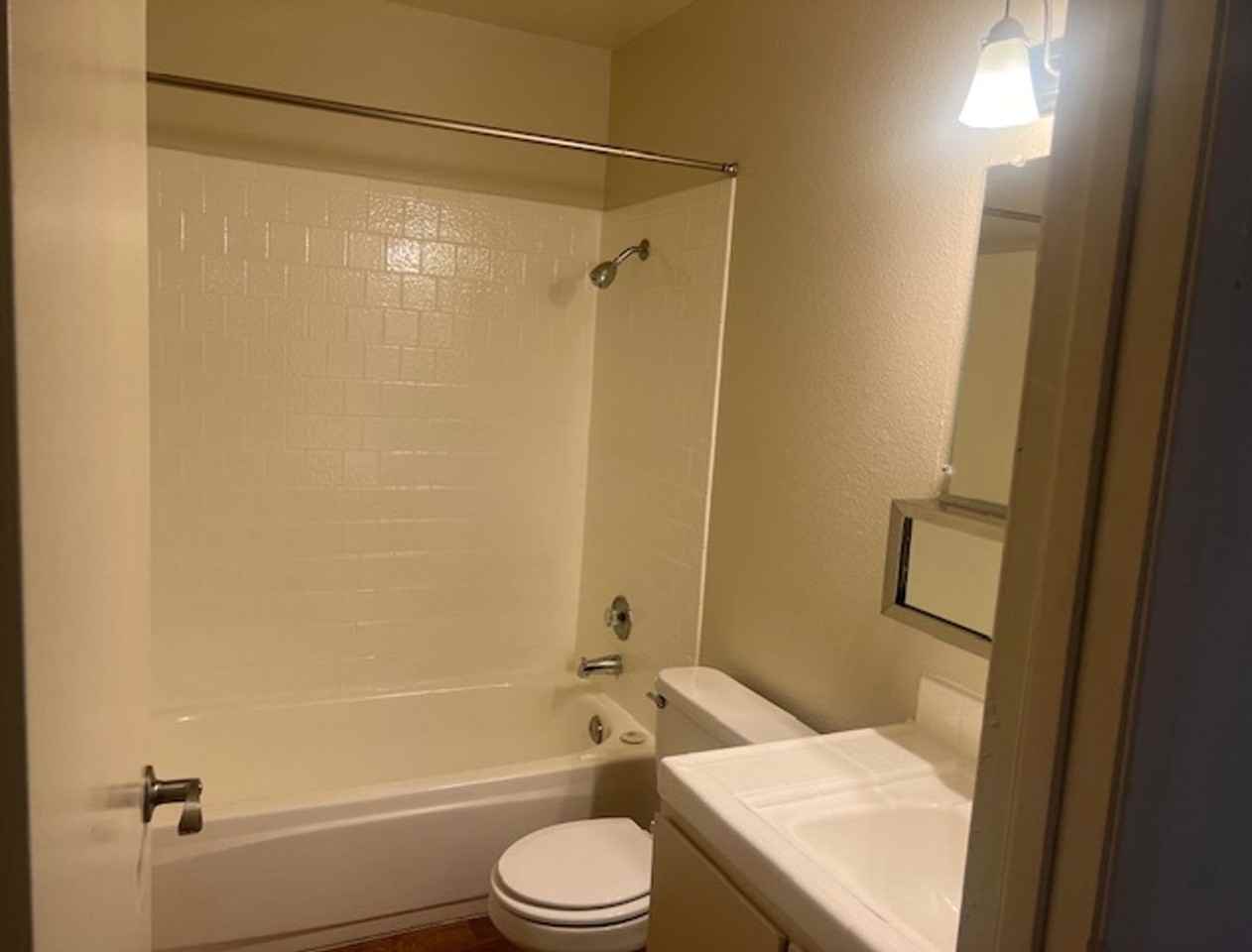 Chateau Monterey II Apartments - Photo 6 of 8