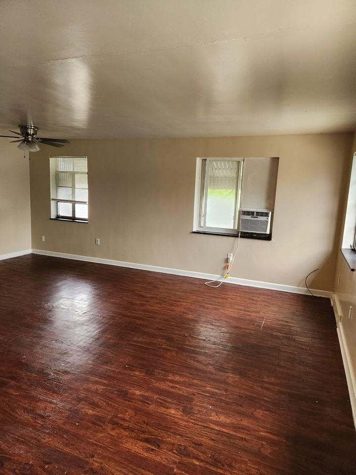 960 Sherwood - Photo 3 of 9