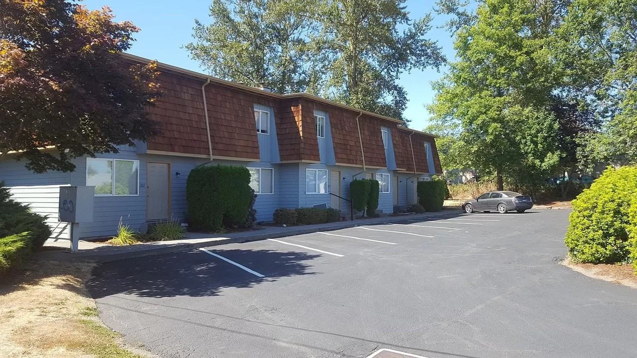 211-221 Maple - Photo 2 of 19