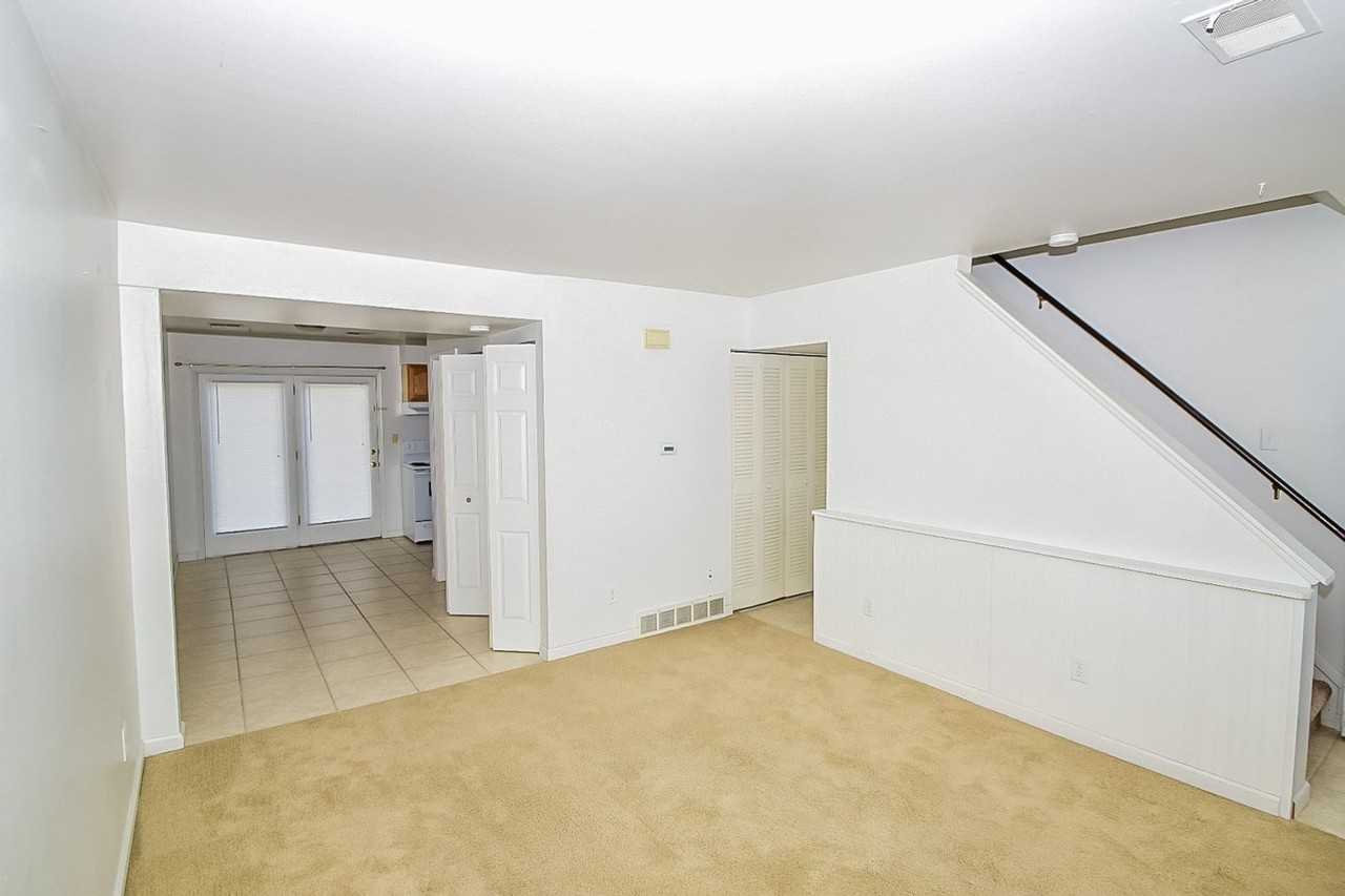 2225 Yorktowne Dr - Photo 4 of 21