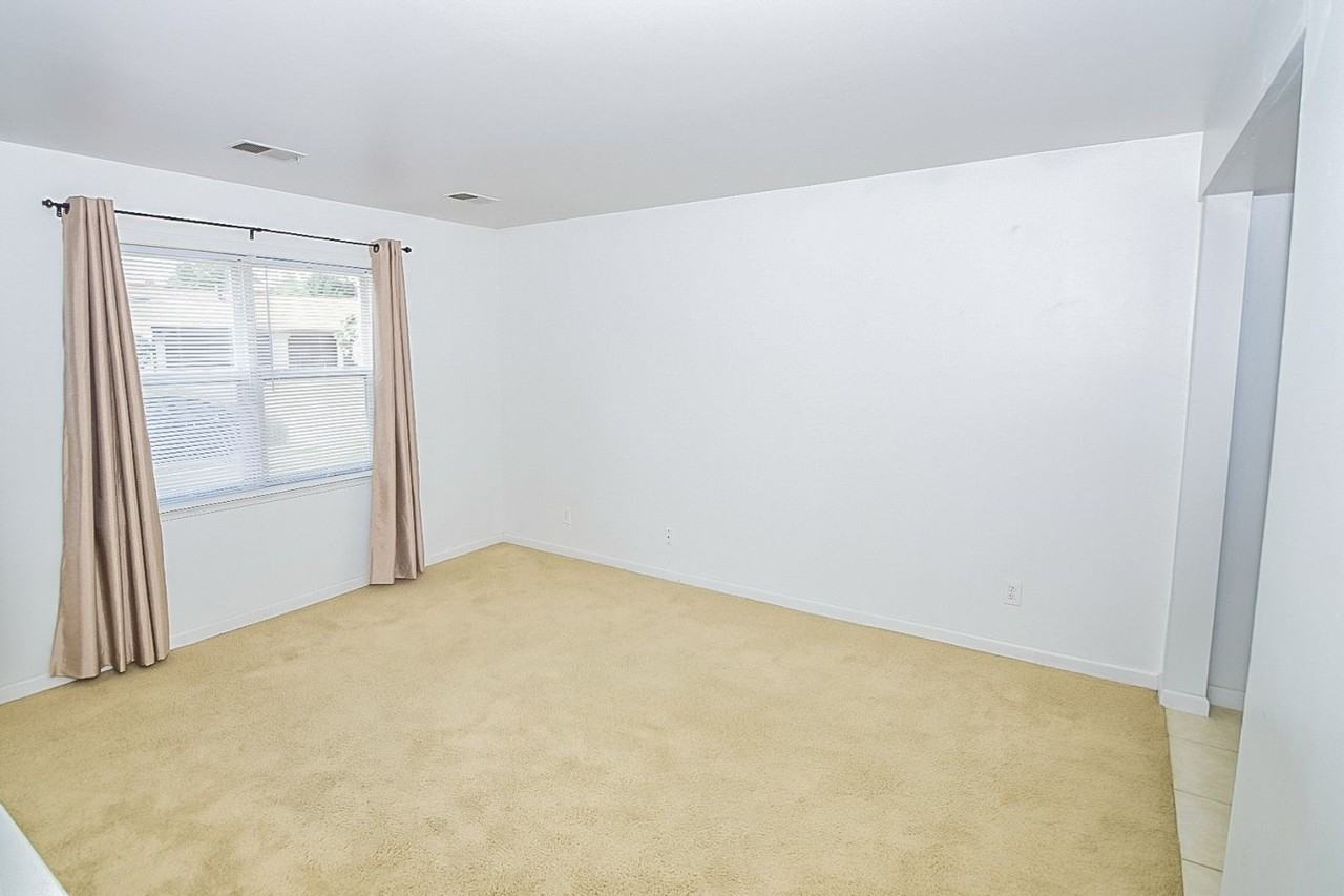 2225 Yorktowne Dr - Photo 5 of 21
