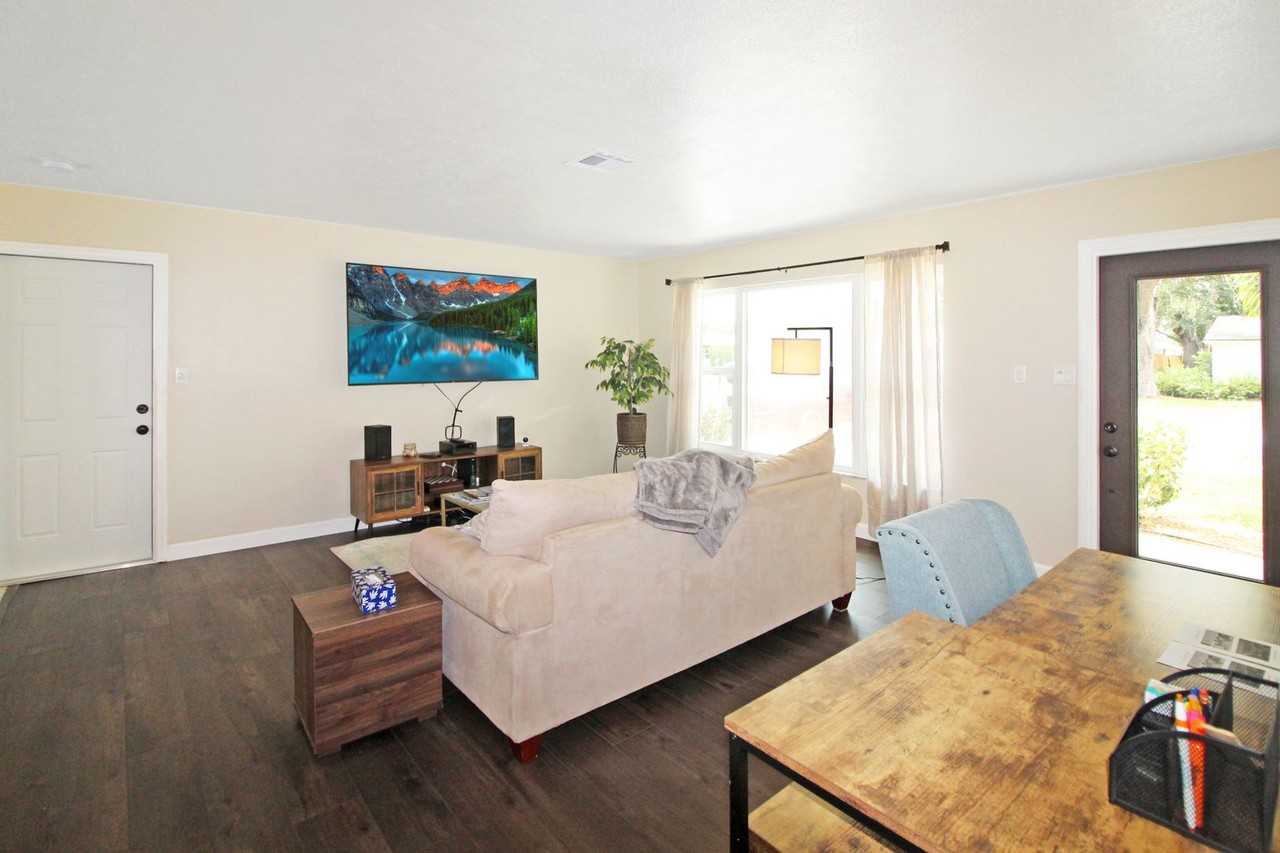 348 Dorchester Dr - Photo 2 of 15