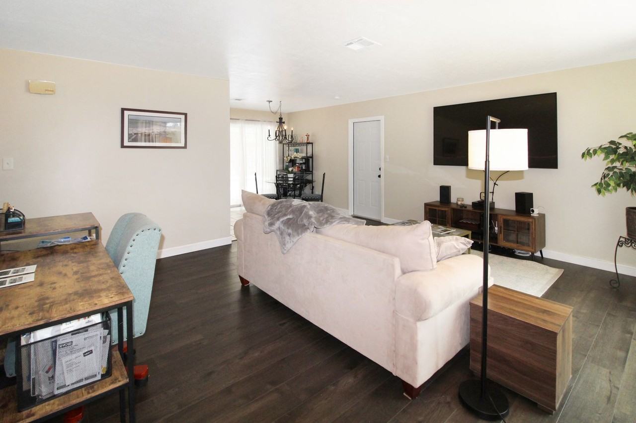 348 Dorchester Dr - Photo 3 of 15