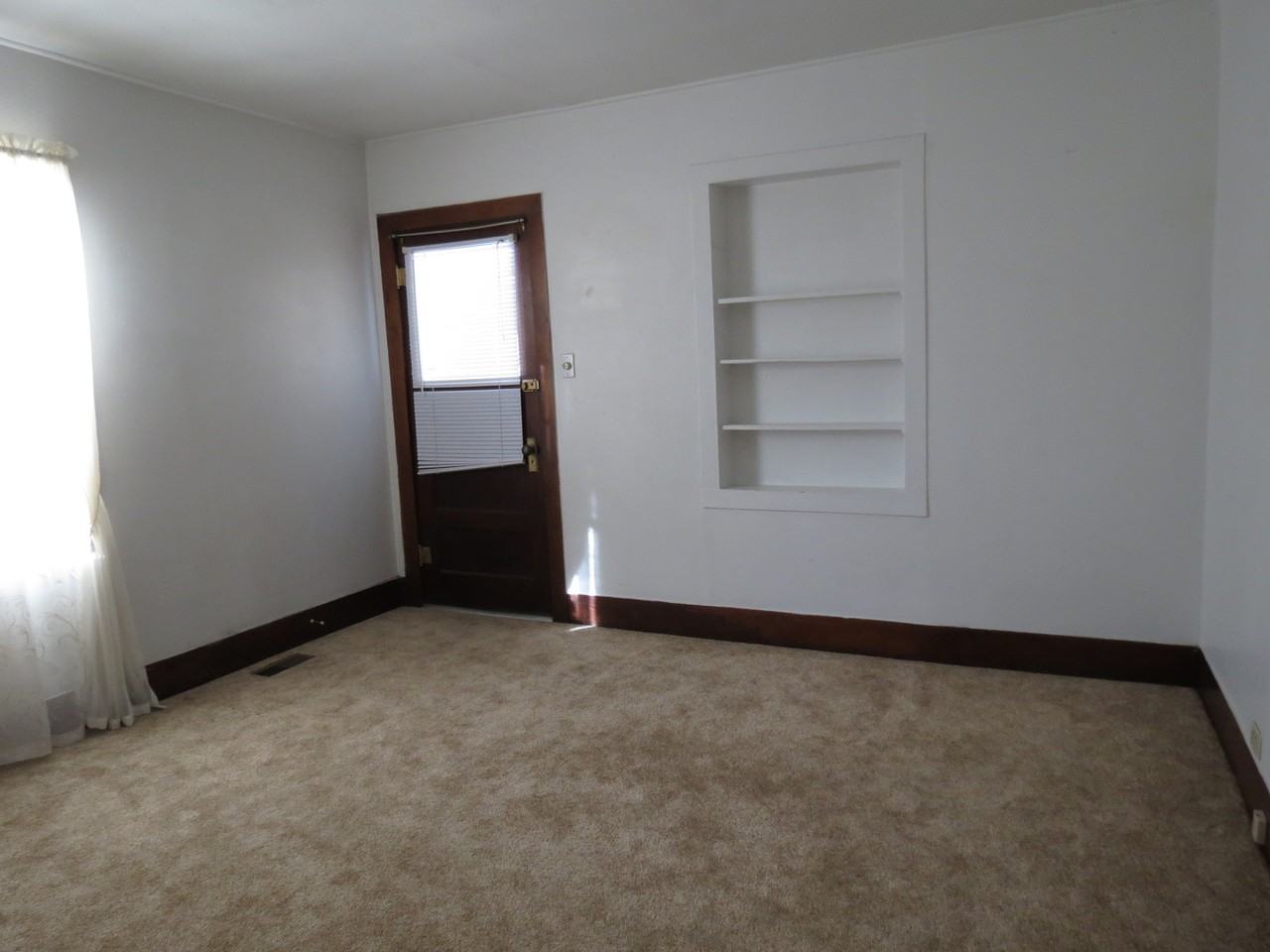 305 H Street - Photo 2 of 8