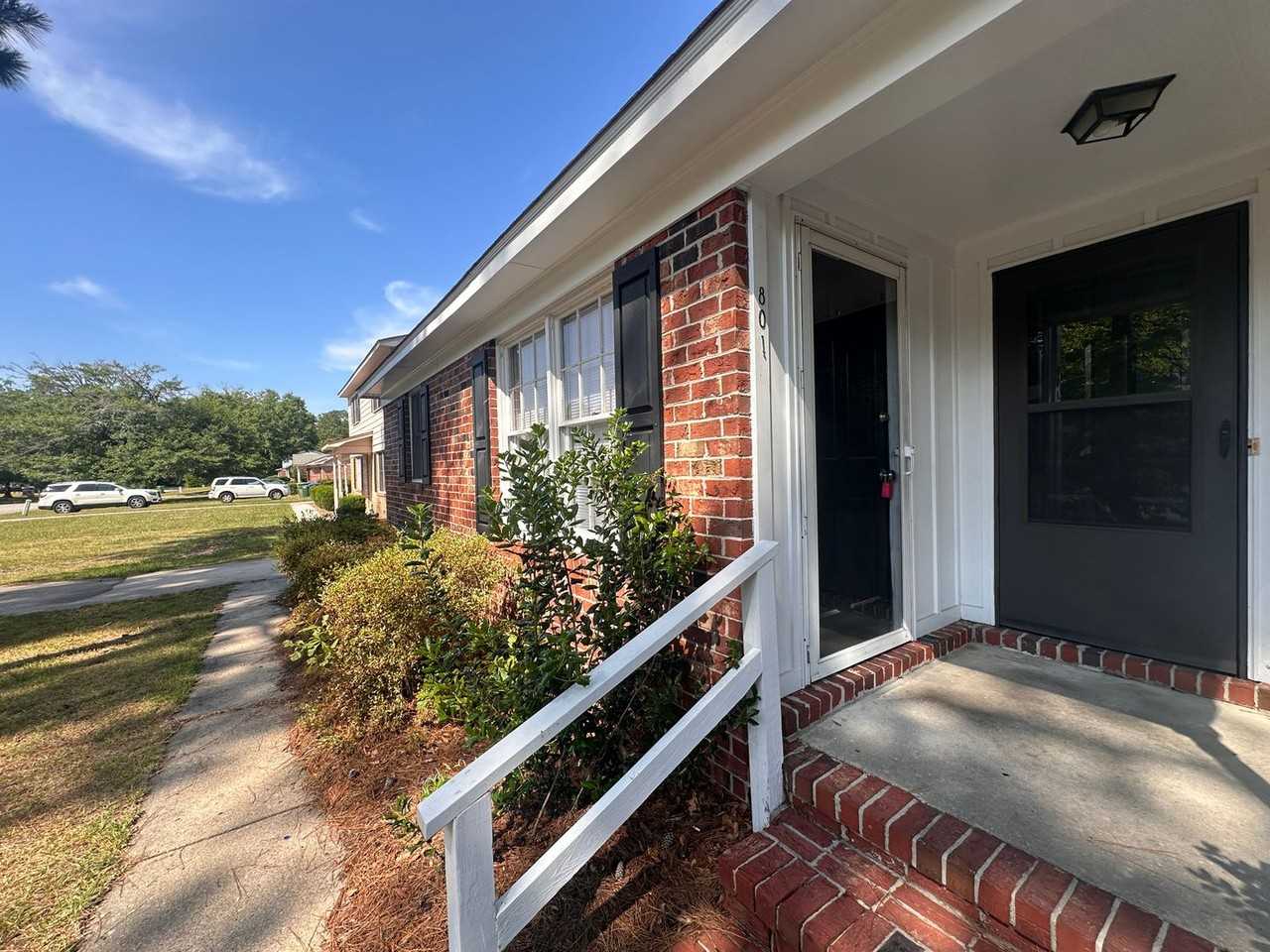 801 Montclair Dr - Photo 2 of 17