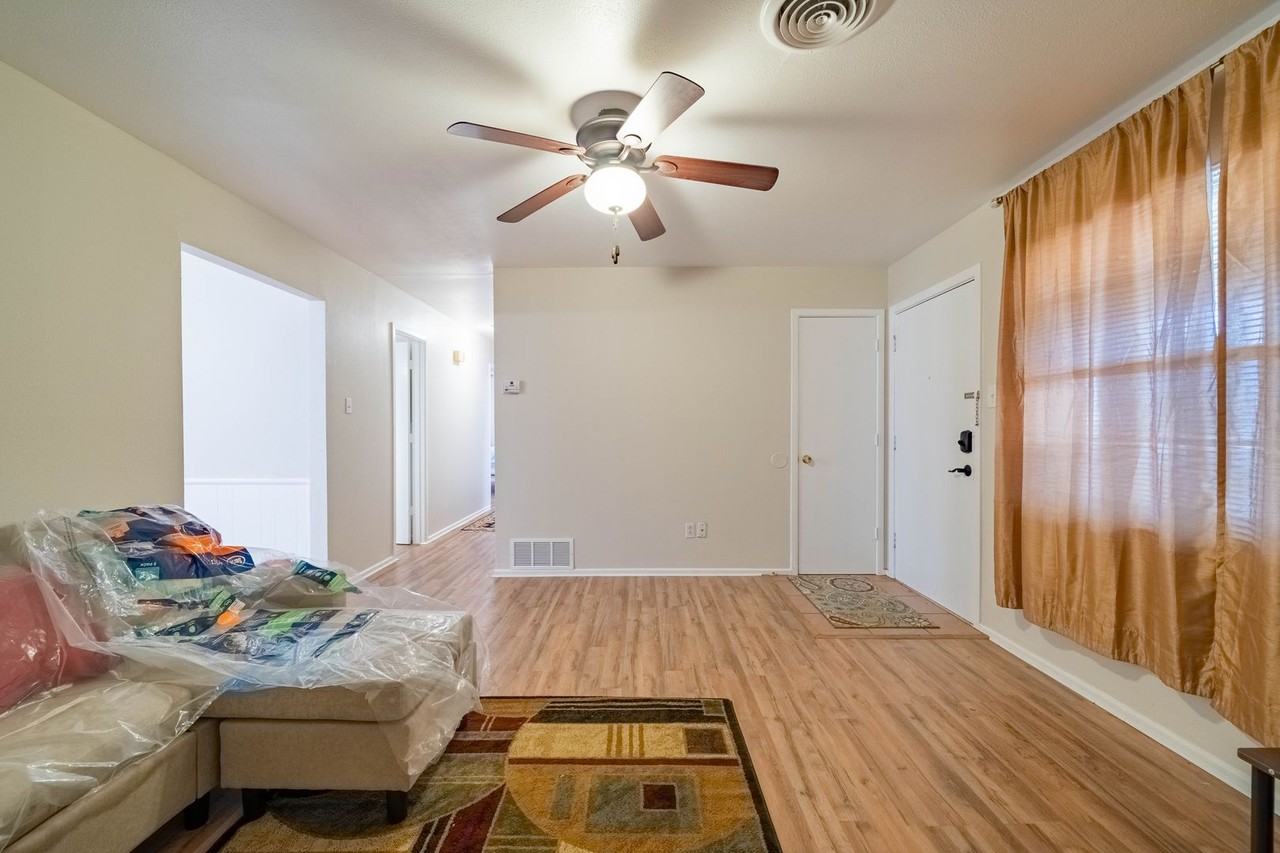 5202 47th St - Photo 3 of 20