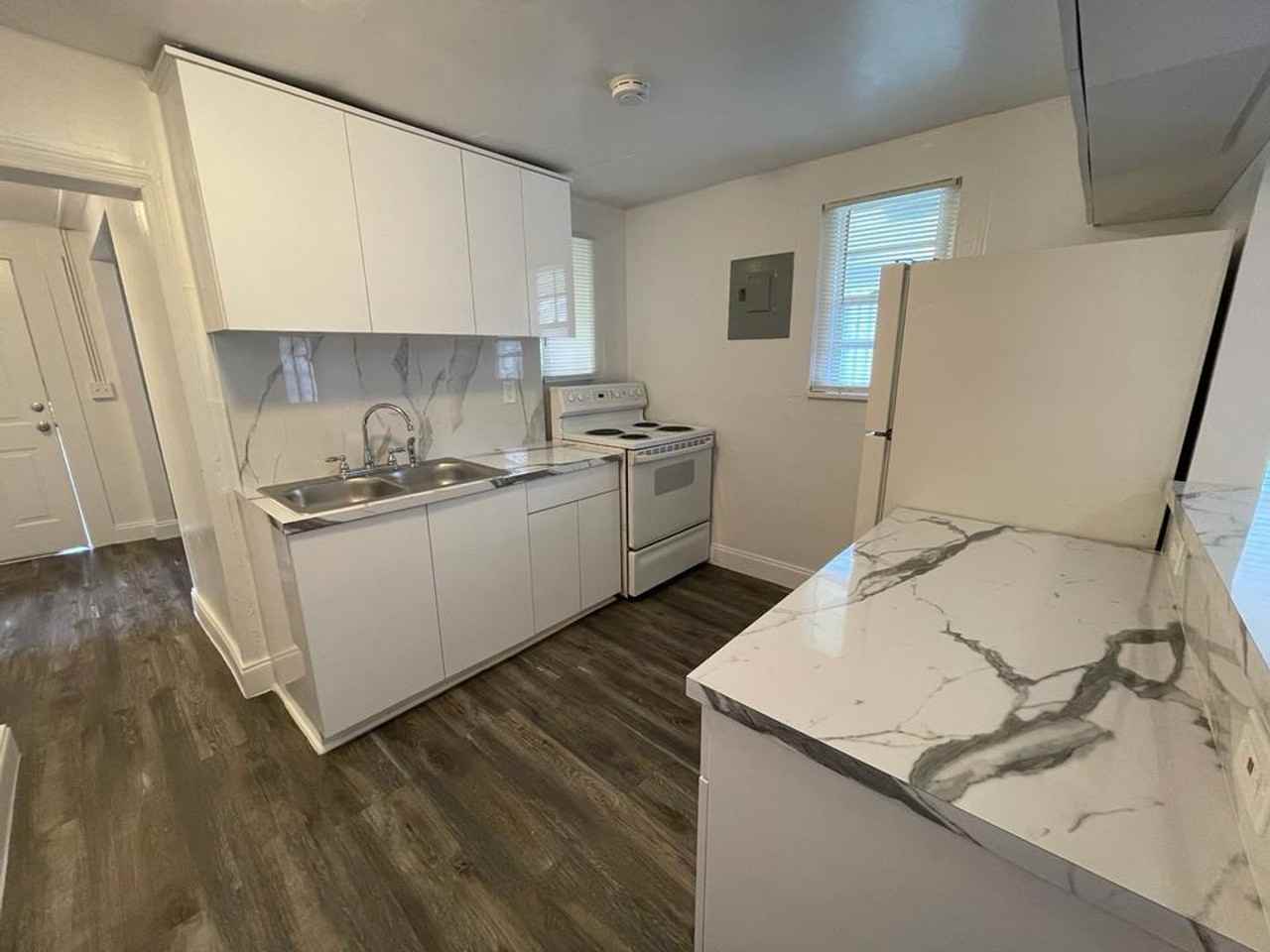 1022 22nd St - Photo 3 of 15