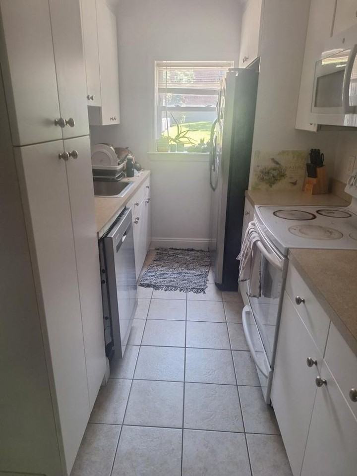 172 Newton St - Photo 3 of 13