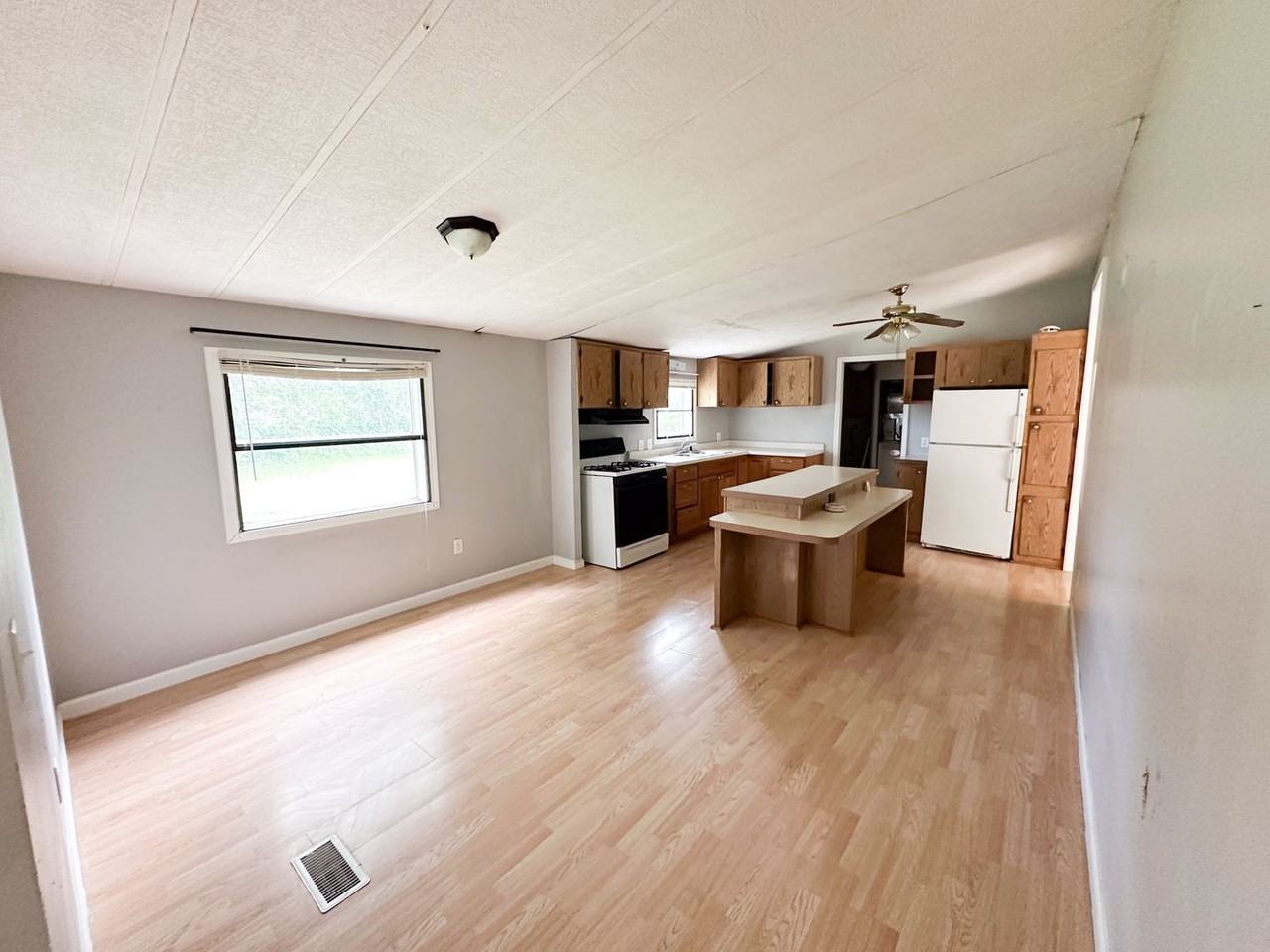 101 9th St - Photo 5 of 15