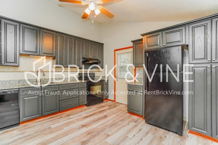 1092 Roche Ct - Photo 3 of 20