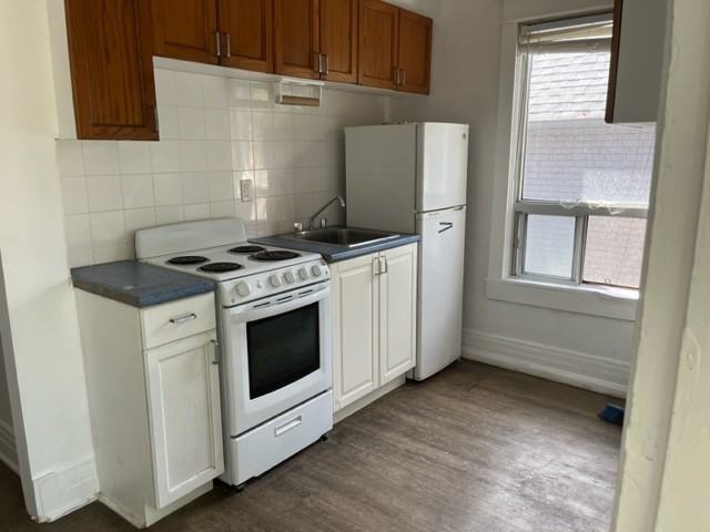 216 Keele St - Photo 4 of 11