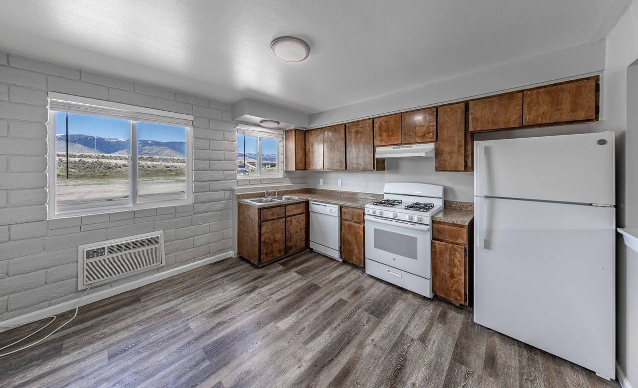 Royal Apartments - Photo 4 of 9