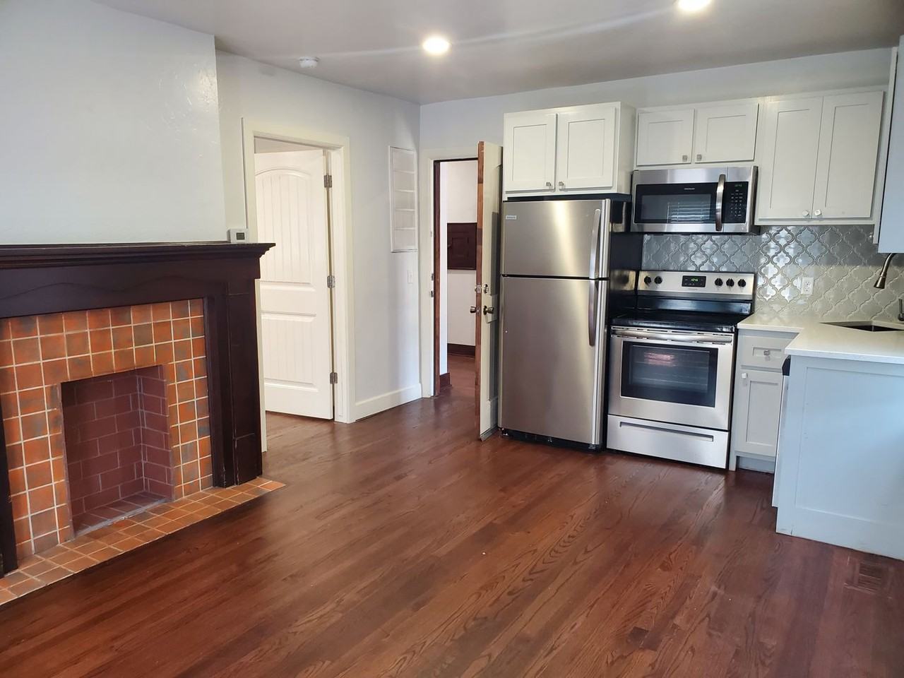 SUPER COZY APARTMENT IN THE HEART OF DOWNTOWN OKC - Photo 4 of 11