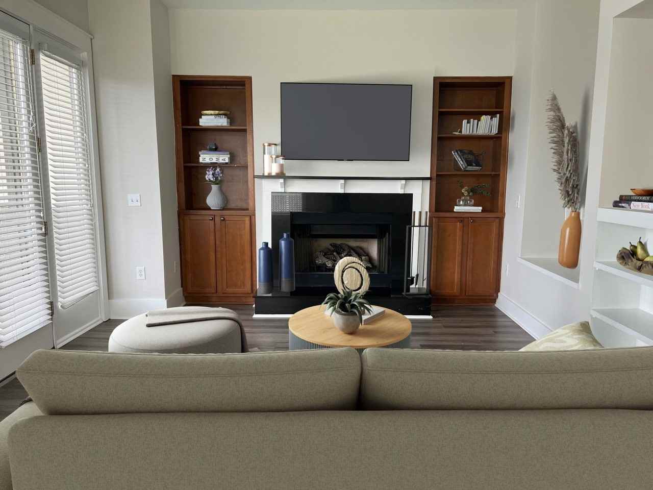 682 Marina Cottage Dr - Photo 2 of 15