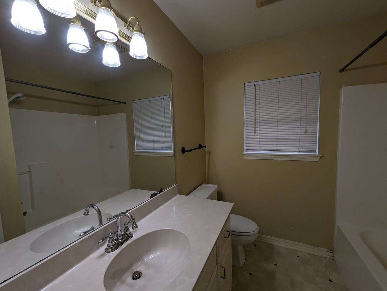 1605 Williamsburg Dr - Photo 6 of 7