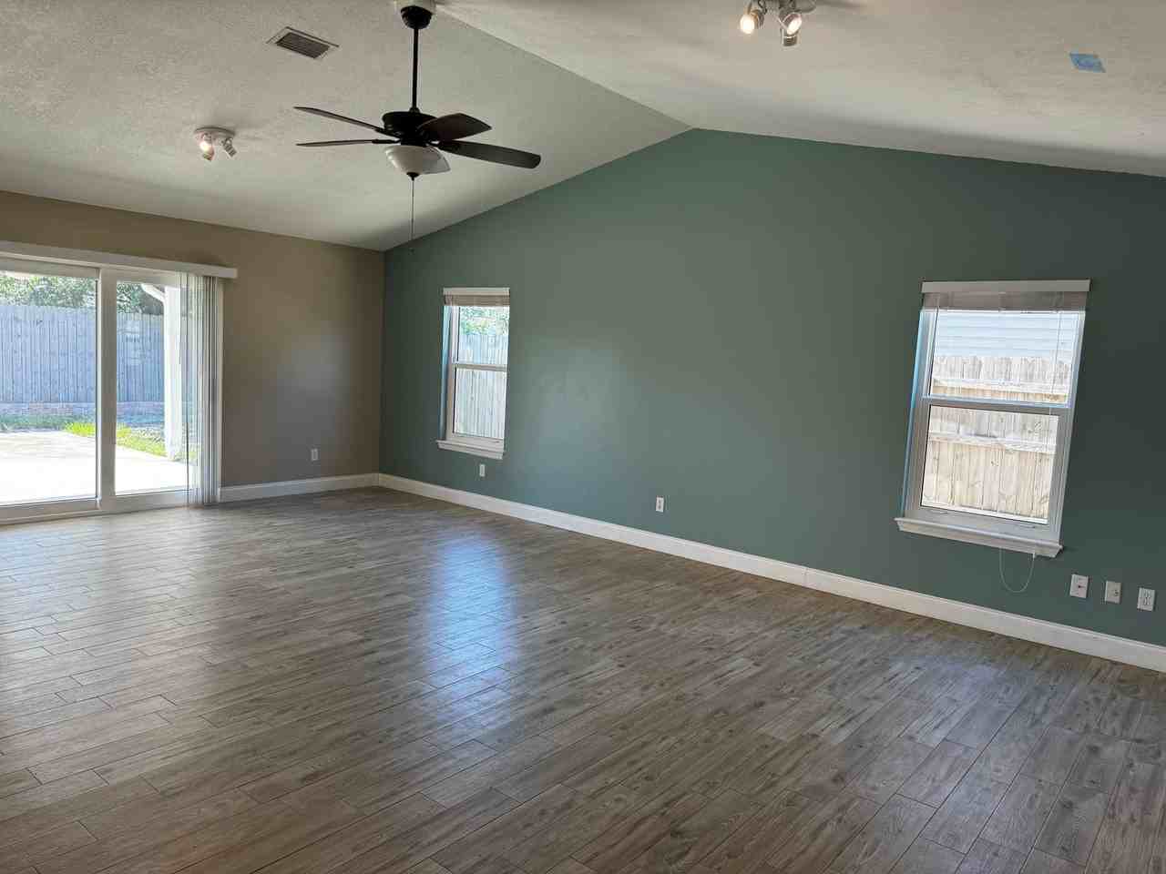 907 Lee Ct - Photo 3 of 21