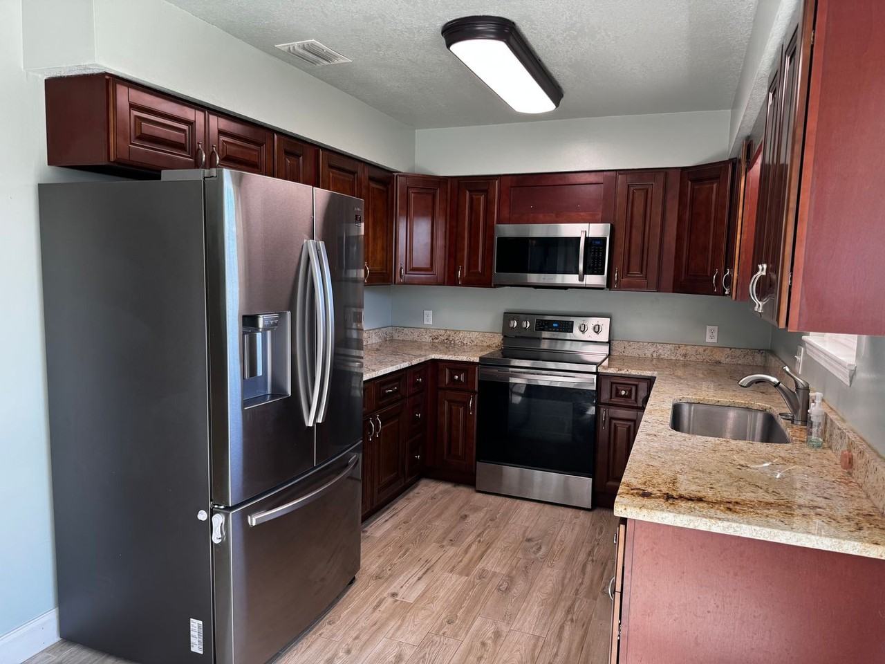 907 Lee Ct - Photo 6 of 21