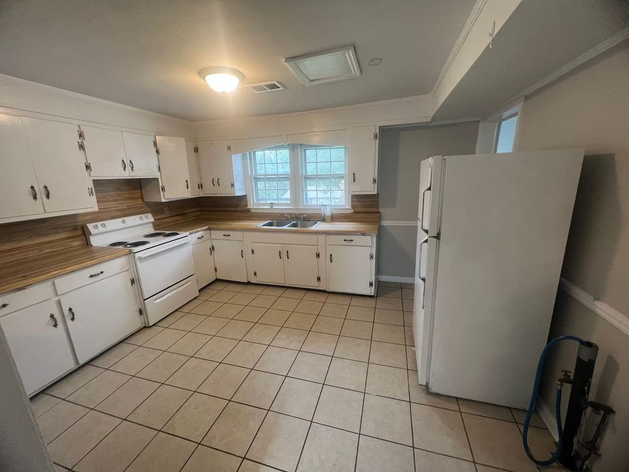 598 Adamson Ave - Photo 2 of 12