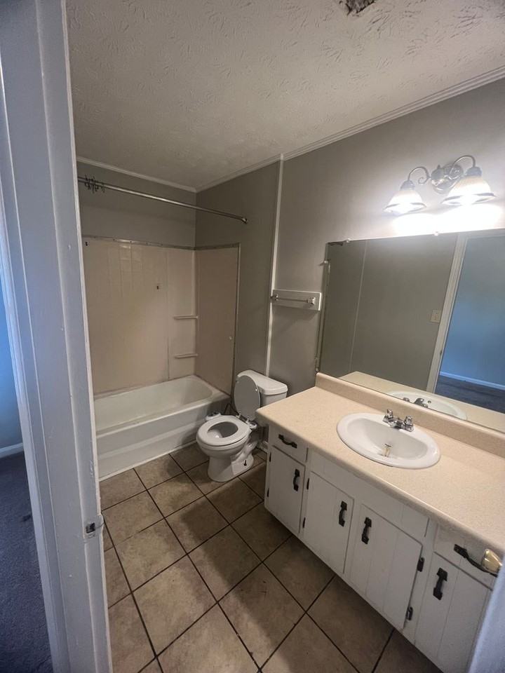 598 Adamson Ave - Photo 3 of 12