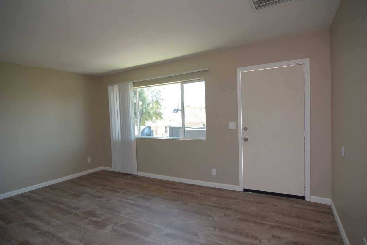 933 N 7th Ave - Photo 3 of 15