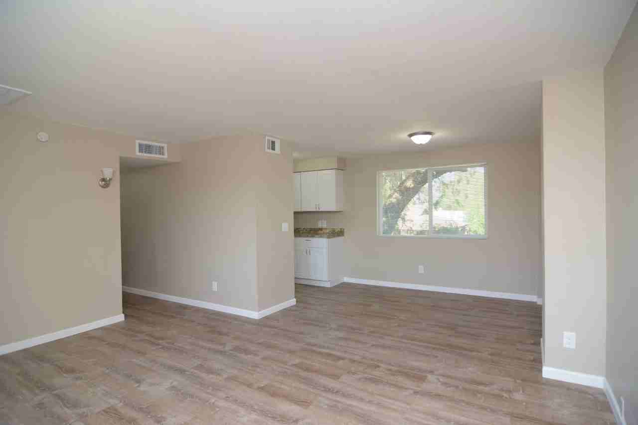 933 N 7th Ave - Photo 5 of 15