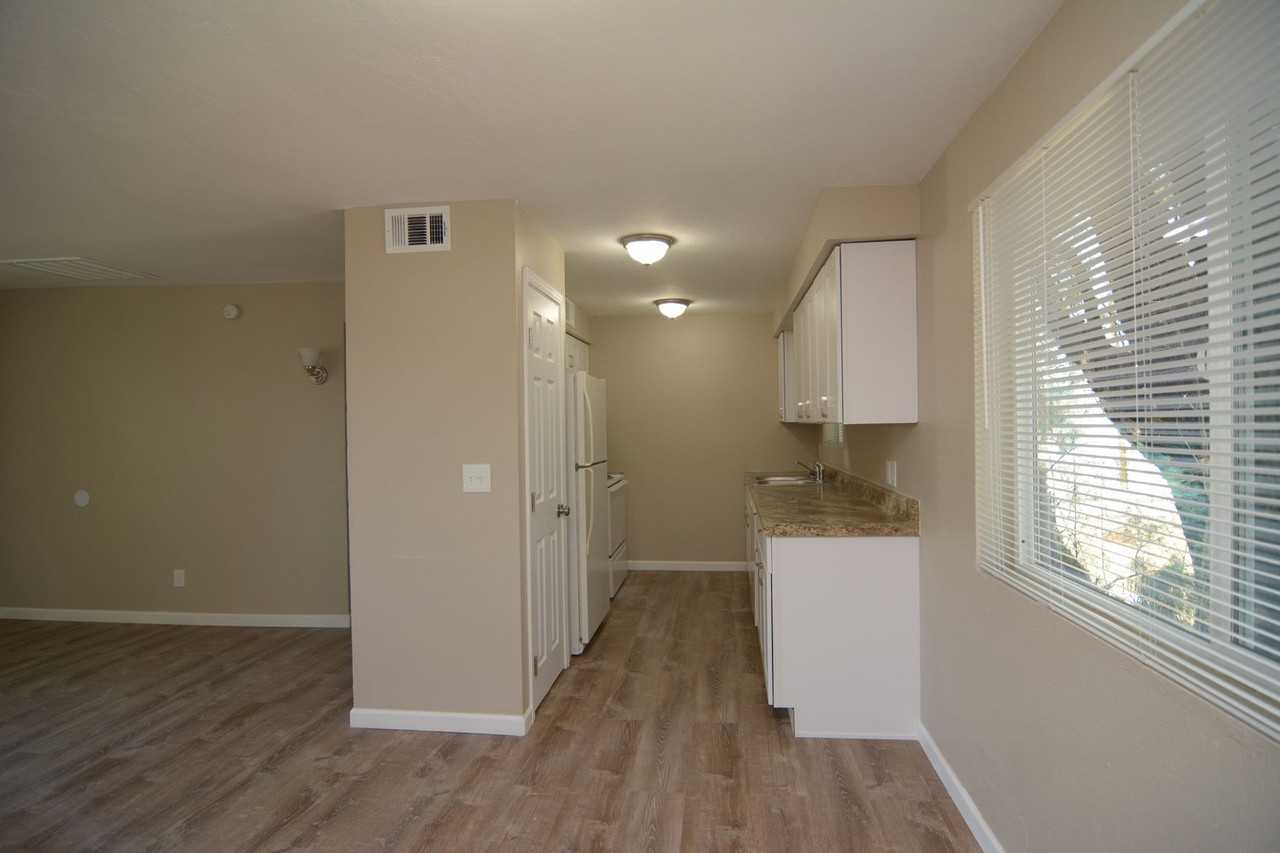 933 N 7th Ave - Photo 6 of 15