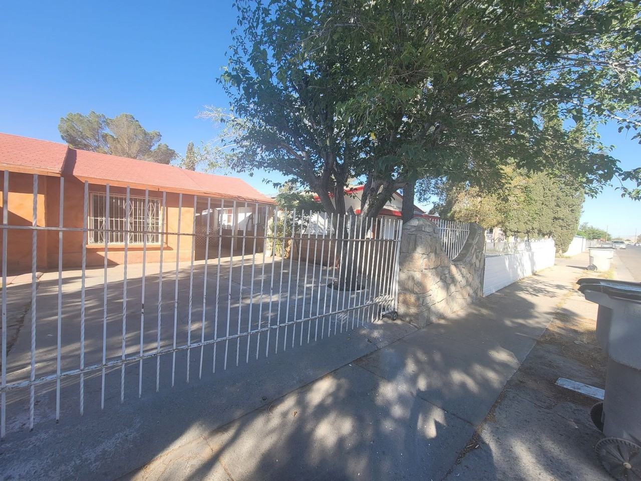 7760 Acapulco Ave - Photo 3 of 50