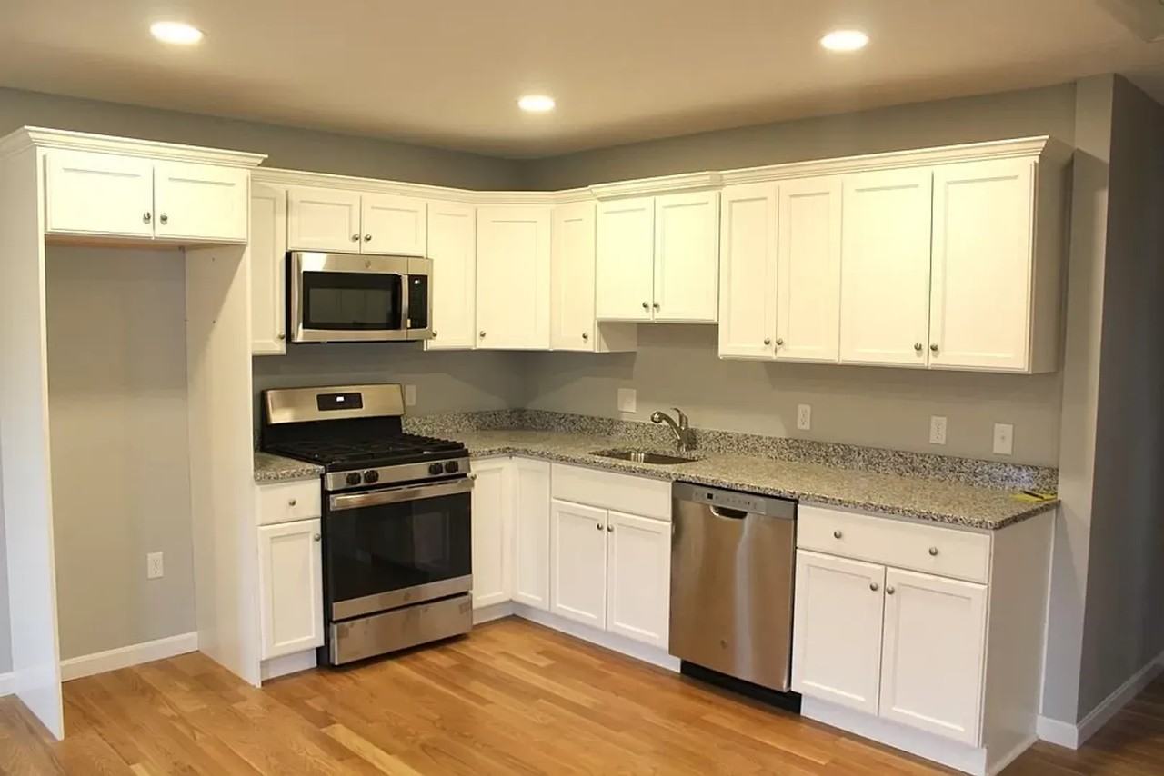 121 Spring St - Photo 2 of 18