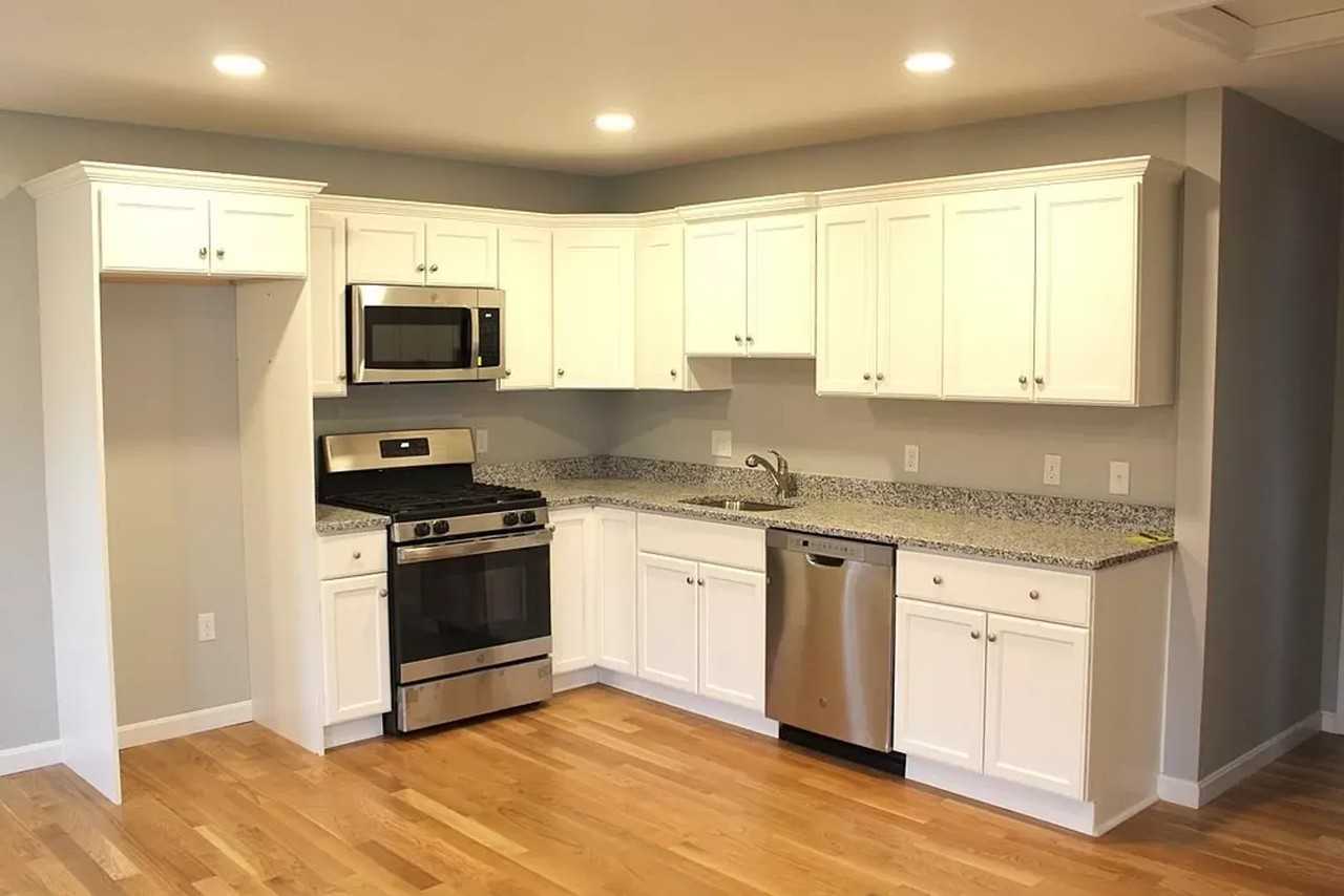 121 Spring St - Photo 3 of 18