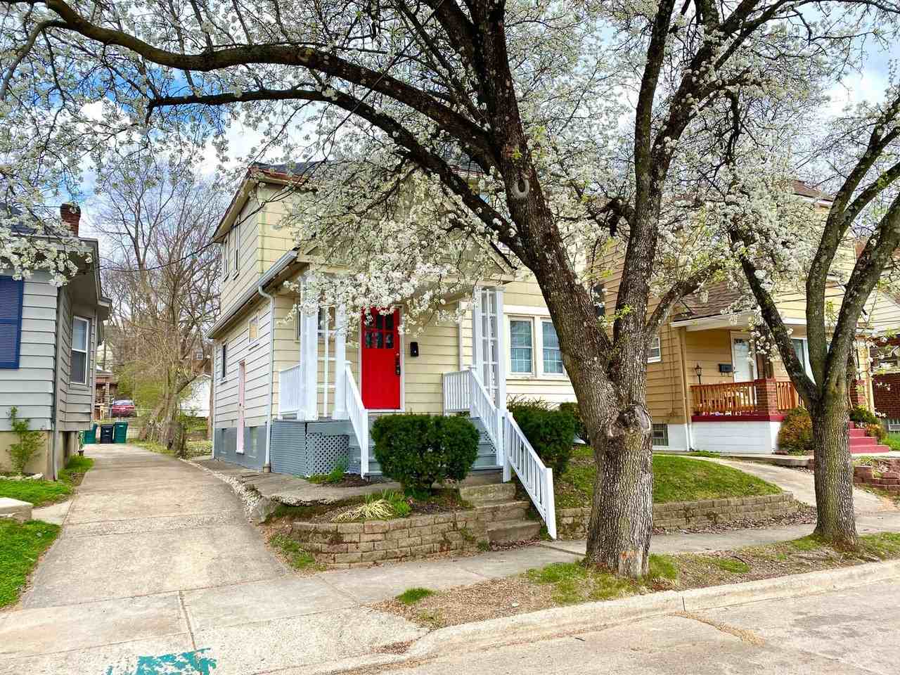 504 Orient Ave - Photo 2 of 31