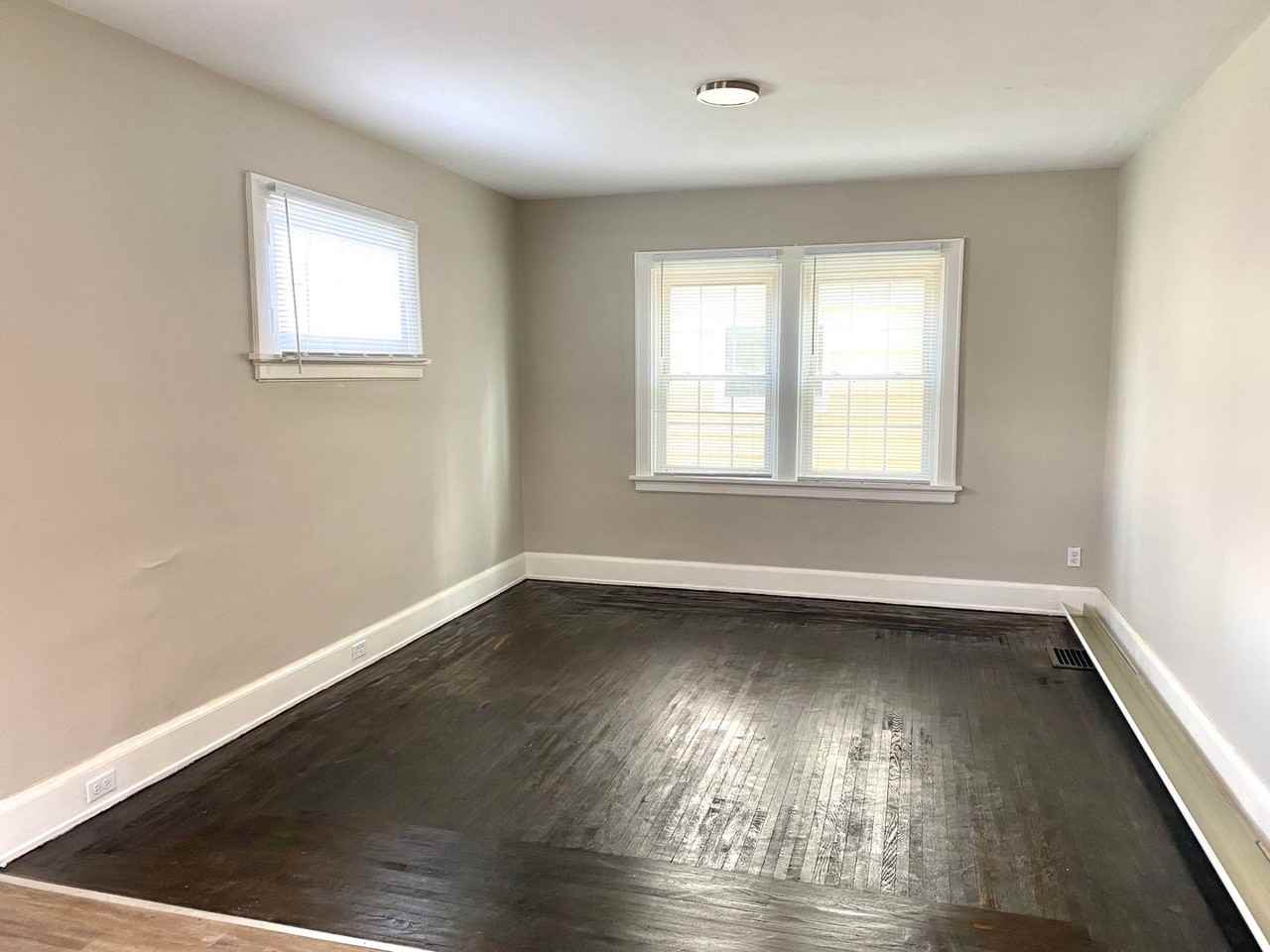 504 Orient Ave - Photo 3 of 31