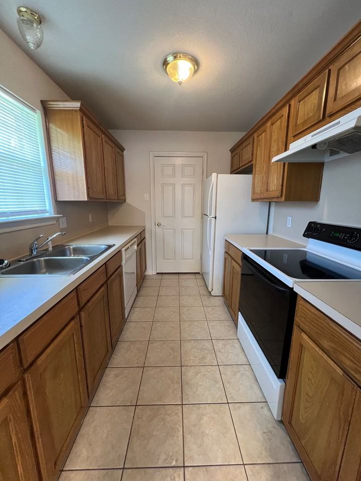 208 Cathy Dr - Photo 3 of 10