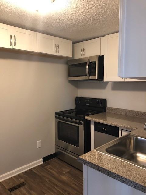 1504 Crest Rd - Photo 3 of 12