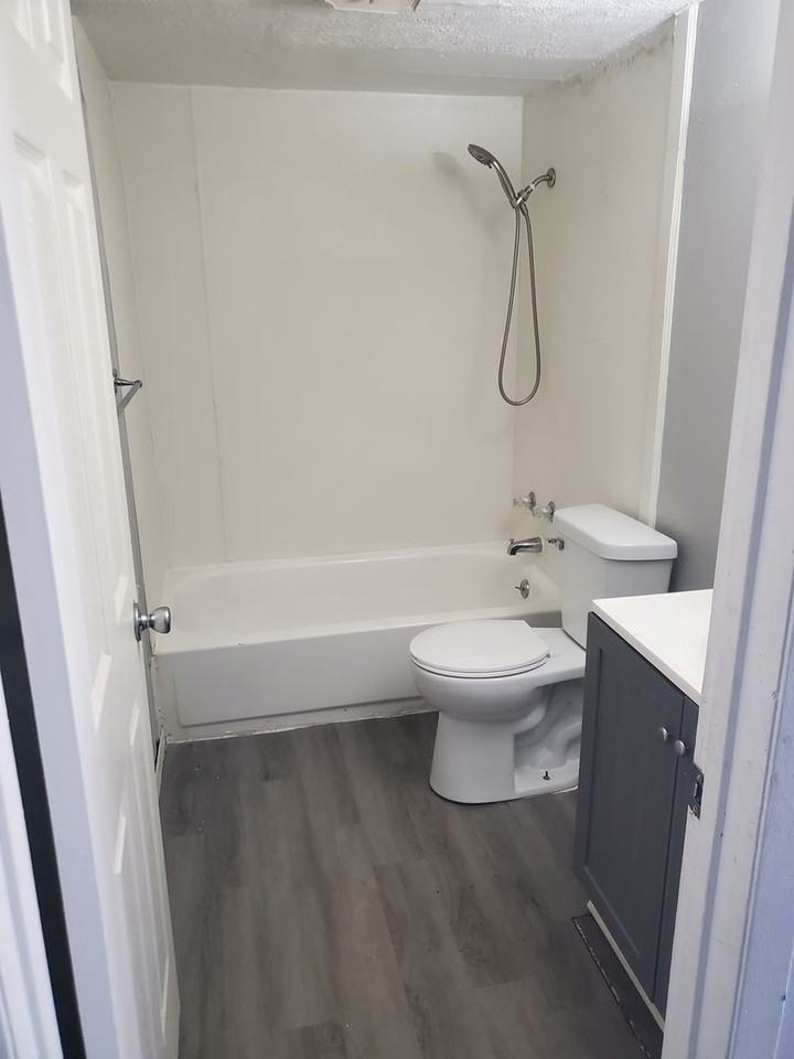 620 W 63rd - Photo 3 of 17